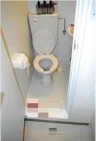 '오사카 니코틴 살인사건'이 발생한 일본 오사카 호텔 내부 화장실의 모습. 니코틴 주사 당시 피해자 김모(당시 20살)씨가 흘린 혈흔이 바닥에 떨어져 있다. (*혈흔은 모자이크 처리했음을 알려드립니다.) [세종경찰서]