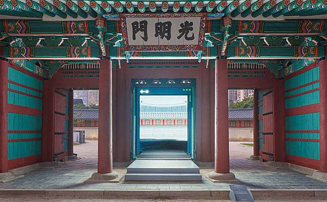 태국 출신 라라 레스메스·프레드리크 헬베리의 ‘밝은 빛들의 문’. 덕수궁 광명문 앞에 전시돼 있다. 사진 이미혜