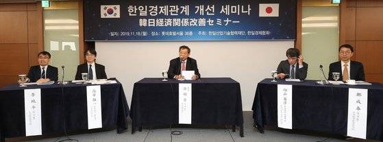 18일 오전 서울 중구 소공동 롯데호텔에서 열린 '한일경제관계 개선 세미나'에서 패널들이 '한일경제전문가 진단, 한일관계 개선 및 개선 대응'을 주제로 토론을 하고 있다. 왼쪽부터 이지평 LG경제연구원 상근자문위원, 다캬아스 유이치 다이토분카대 교수, 서석숭 한일경제협회 부회장, 무코야마 히데히코 일본종합연구소 수석주임연구원, 정성춘 대외경제정책연구원 선진경제실장. [연합뉴스]