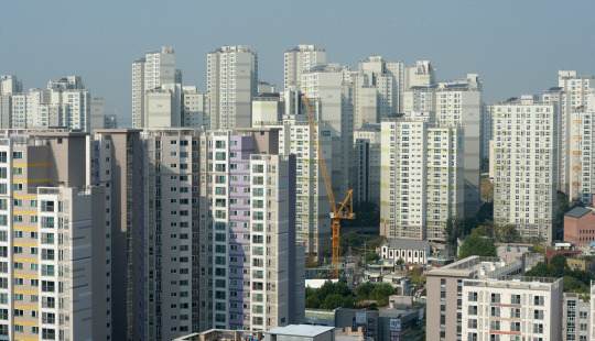 지난 6일 정부의 민간택지 분양가상한제 지역 지정으로 서울 부동산 시장에서는 공급 부족 우려가 커지며 아파트 매매가는 물론 전세가도 폭등하고 있다.  자료사진