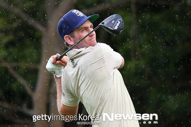 마야코바 골프 클래식 티샷 후 타구 방향을 응시하는 브렌든 토드.