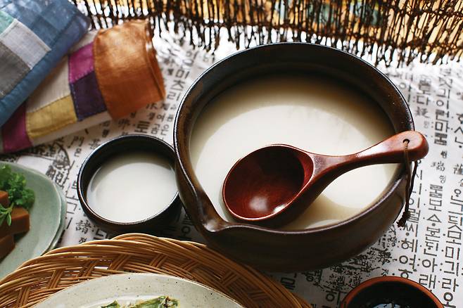 물맛 좋은 고장 포천에서 빚어낸 막걸리는 깊은 역사와 향긋한 맛을 자랑한다.