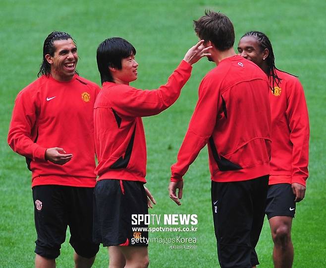 ▲ 맨유 시절, 박지성(왼쪽)에게 딱밤을 맞는 피케