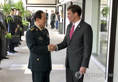 웨이펑허 중국 국방부장(왼쪽)과 마크 에스퍼 미국 국방장관이 18일 방콕에서 만나 악수하고 있다. [AP=연합뉴스]