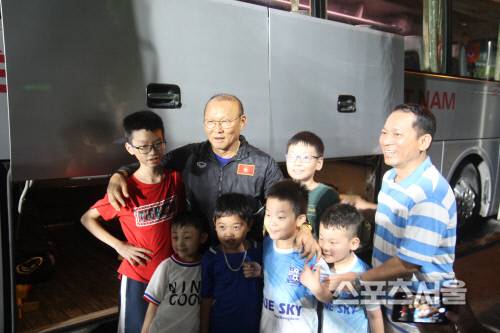 박항서 감독이 사진 촬영에 응하는 등 팬서비스를 적극적으로 하고 있다. 하노이 | 이용수기자