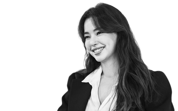 영화 ‘블랙머니'에서 국제통상 변호사 역을 맡은 이하늬의 밝은 웃음. 정지영 감독의 스트레이트한 경제 대작으로 ‘극한직업'과 드라마 ‘열혈사제'에 이어 2019년 하늬의 전성시대를 열었다.