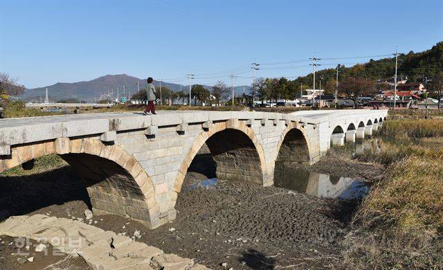 아치형 무지개다리, 벌교 홍교. 18세기 초 뗏목다리가 떠내려간 자리에 처음 세웠고, 1984년 지금의 모습으로 복원했다.