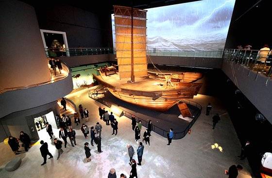 충남 태안에 자리한 국립태안해양유물전시관 1·2층에 걸쳐 실물 크기로 재현 전시된 고려시대 조운선 ‘마도 1호’. [사진 태안군]