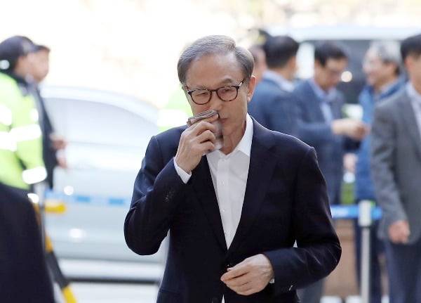 뇌물과 횡령 등의 혐의로 기소된 이명박 전 대통령이 지난달 21일 오전 서울 서초구 서울고등법원에서 열린 항소심 속행공판에 출석하고 있다. 사진=연합뉴스