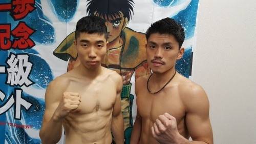 계체량에서 대회 포스터를 배경으로 기념 사진을 찍은 이재우(왼쪽)와 타메다 쓰요시. [사진=복싱M]