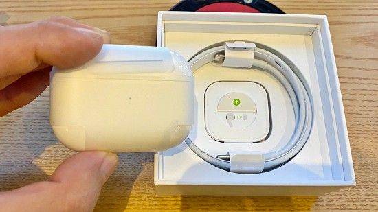 구성품은 본체와 이어팁, 충전 케이블 등이다. (사진=지디넷코리아)