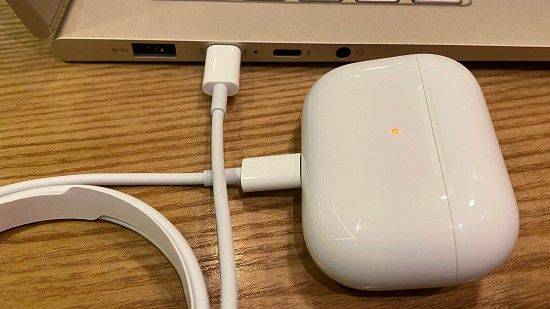 기본 제공되는 충전 케이블은 USB-C to 라이트닝 방식이다. (사진=지디넷코리아)
