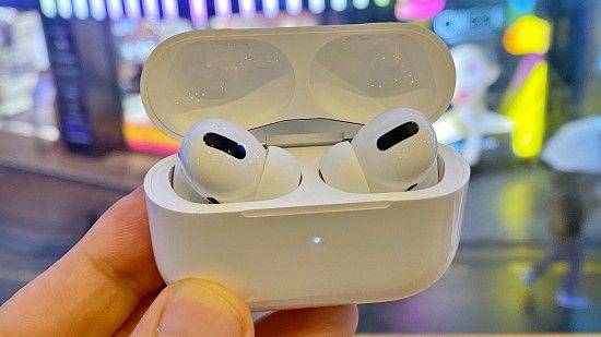 충전 케이스는 가로로 더 길어졌다. (사진=지디넷코리아)