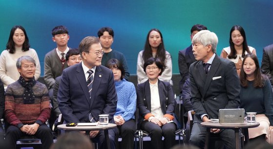 문재인 대통령이 19일 저녁 서울 마포구 상암동 <문화방송> 미디어센터에서 열린 '국민이 묻는다, 2019 국민과의 대화'에 참석해 진행자인 방송인 배철수씨의 질문에 답하고 있다. 청와대사진기자단