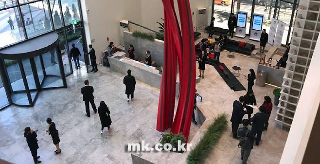 롯데건설이 첫 하이엔드 브랜드인 `르엘`로 공급하는 물량으로 마련한 모델하우스는 협소하다는 이유로 사전예약을 받아 방문 인원을 통제했다. 지난 8일 문을 연 `르엘신반포센트럴·르엘 대치` 모델하우스의 한산한 내부 모습. [사진 = 이미연 기자]