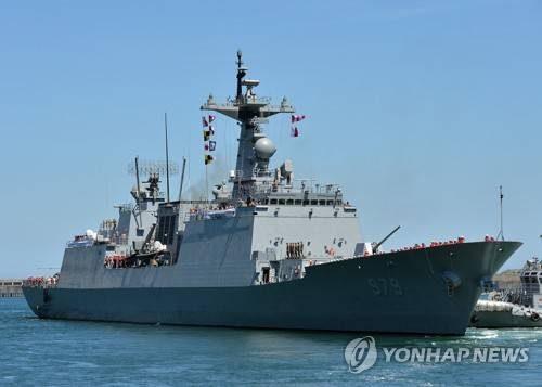 예멘 해역에 급파된 강감찬함 (서울=연합뉴스) 예멘 서해상에서 한국인 2명 등 16명이 탑승한 선박 3척이 지난 18일 예멘의 후티 반군에 나포됐다 20일 풀려났다. 후티 반군은 한국 선박으로 확인되면 석방하겠다는 입장을 정부 측에 전달한 것으로 알려졌지만, 정부는 만일의 사태에 대비해 오만에 있던 청해부대 강감찬함을 사고 해역으로 긴급 출동시켰다. 사진은 예멘 해역에 급파된 청해부대 30진 강감찬함이 지난 8월 13일 부산작전기지에서 아덴만으로 출항하는 모습.[연합뉴스 자료사진] hkmpooh@yna.co.kr