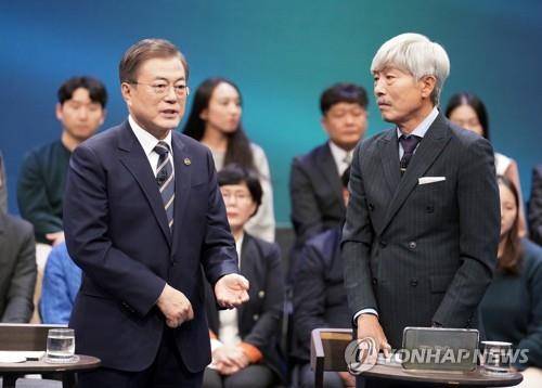 문재인 대통령이 11월 19일 오후 서울 상암동 MBC에서 열린 '국민이 묻는다, 2019 국민과의 대화'에서 고(故) 김민식 군 부모의 질문에 답하고 있다. 김 군은 지난 9월 충남 아산의 한 어린이보호구역에서 횡단보도를 건너던 중 교통사고를 당해 숨졌다. 국회는 어린이보호구역에 과속 단속 장비 설치 등을 의무화하는 '민식이법'을 발의했다. [연합뉴스 자료사진]