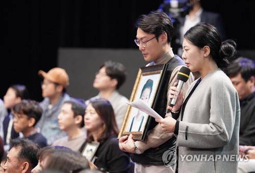 11월 19일 오후 서울 상암동 MBC에서 열린 '국민이 묻는다, 2019 국민과의 대화'에서 고(故) 김민식 군의 부모가 문재인 대통령에게 질문하고 있다. 김 군은 지난 9월 충남 아산의 한 어린이보호구역에서 횡단보도를 건너던 중 교통사고를 당해 숨졌다. 국회는 어린이보호구역에 과속 단속 장비 설치 등을 의무화하는 '민식이법'을 발의했다. [연합뉴스 자료사진]