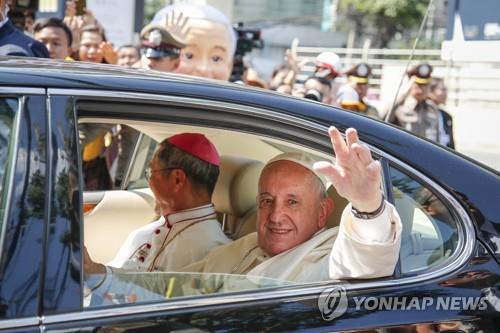 태국에 도착한 교황(오른쪽)이 방콕 시내 연도의 시민들에게 손을 흔드는 모습 [EPA=연합뉴스]