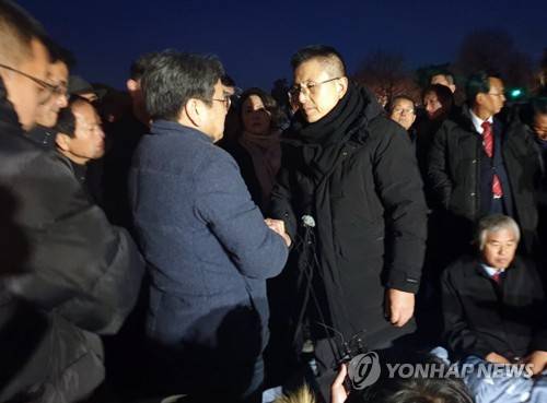 단식 투쟁 중인 황교안 대표 찾아간 강기정 정무수석 (서울=연합뉴스) 이은정 기자 = 자유한국당 황교안 대표가 20일 오후 청와대 앞에서 국정 대전환을 촉구하는 단식 투쟁을 하던 중 방문한 강기정 정무수석과 인사를 나누고 있다.  ask@yna.co.kr