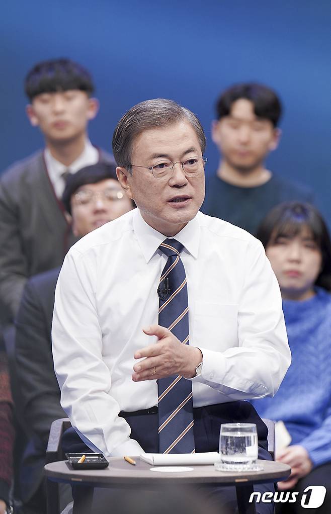 문재인 대통령이 19일 오후 서울 마포구 상암동 MBC 사옥에서 열린 '국민이 묻는다-2019 국민과의 대화'에 출연해 국민 질의에 답하고 있다.(청와대 제공) 2019.11.19/뉴스1