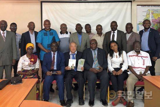 김순권(사진 앞줄 왼쪽에서 세번째) 한동대 석좌교수와 콩고민주공화국의 옥수수 관련 연구원, 농업부 검역기관, 종자 회사 관계자들이 기념촬영을 하고 있다. 한동대학교 제공.