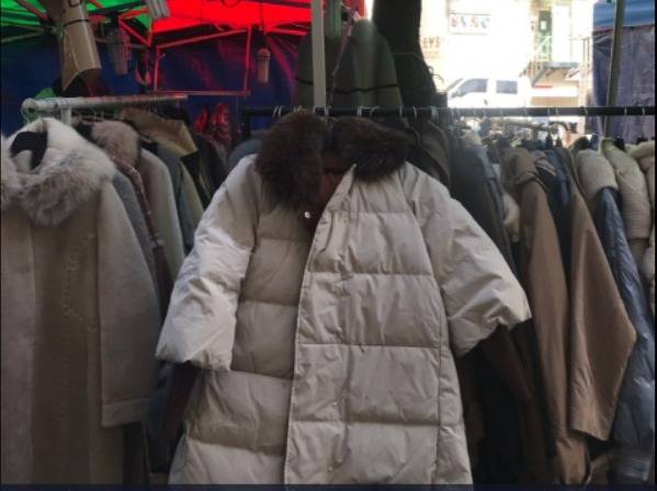 동대문 제일평화시장 임시 매장 진열대에 걸린 상품. 매장주는 가운데 상품을 놓고 "막스마라 스타일 구스 다운인데 디자인 잘 나왔다. 판매가 13만원"이라고 말했다.2019.11.20© 뉴스1배지윤 기자