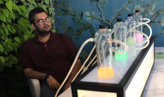 인도 뉴델리에서 한 고객이 '산소 바(bar)'를 방문해 깨끗한 공기로 숨을 쉬고 있다. 대기오염이 심각한 인도 대도시에서는 시간당 500루피(약 8000원)를 받고 공기를 파는 업소가 생겨나고 있다. [EPA=연합뉴스]