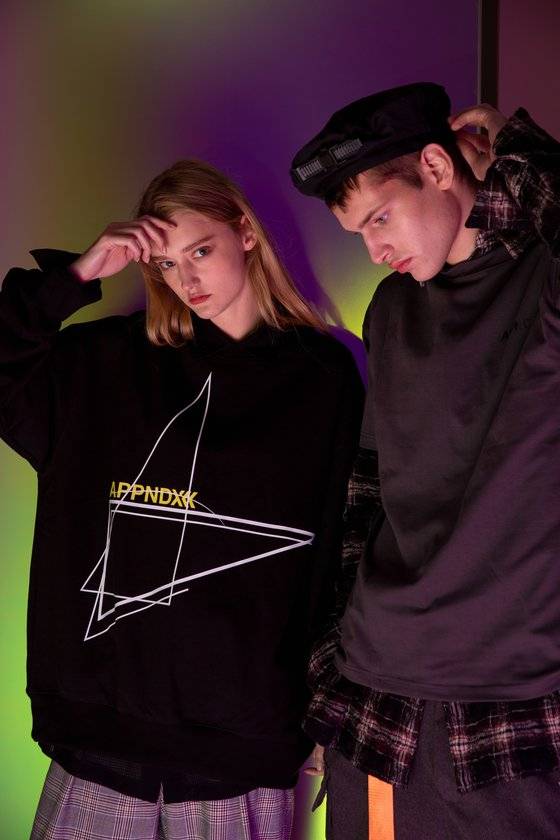 ‘APPNDXX x JWB’ 협업 브랜드의 후디와 스웨트 셔츠.