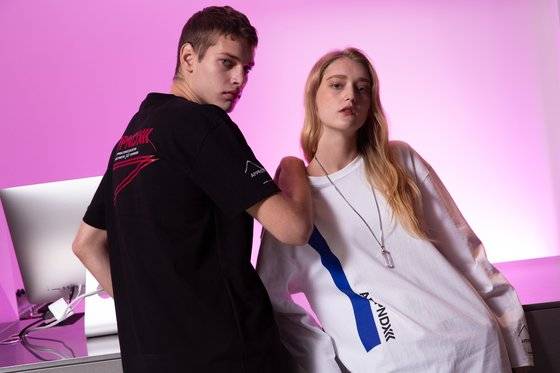 ‘APPNDXX x JWB’ 협업 브랜드의 반팔 셔츠.