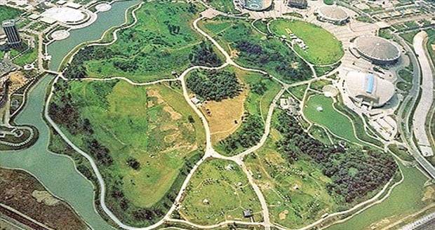 복원된 몽촌토성. 백제 전기의 성이었으며 고구려가 점령한 뒤에는 군사성으로 사용됐다.