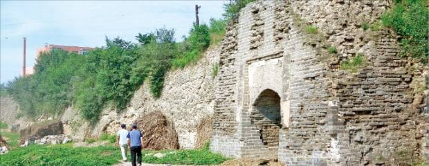 백제가 진출했다고 주장되는 중국 요서지역의 영평부 유적. 기자의 조선 성터라는 주장도 있다.