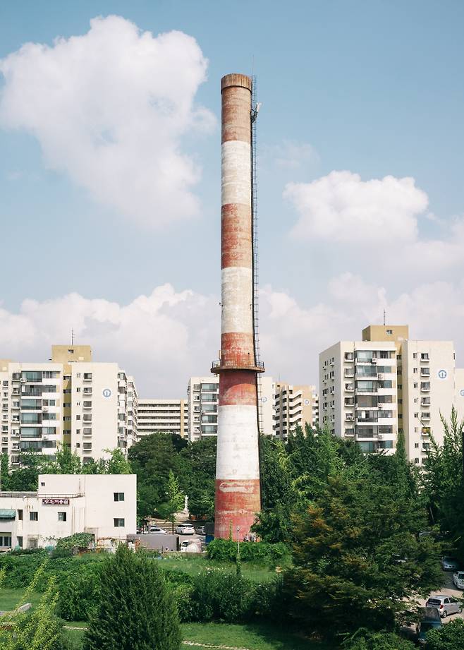 서울 둔촌주공아파트와 단지 안 굴뚝.