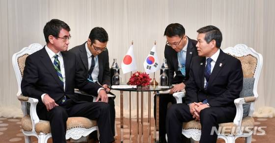 【서울=뉴시스】전신 기자 = 제6차 아세안 확대 국방장관회의 참석차 태국을 방문한 정경두 국방부 장관이 17일 방콕 아바니 리버사이드 호텔에서 열린 한-일 국방장관 회담에서 고노 다로 일본 방위상과 대화하고 있다. (사진=국방부 제공) 2019.11.17.   photo@newsis.com