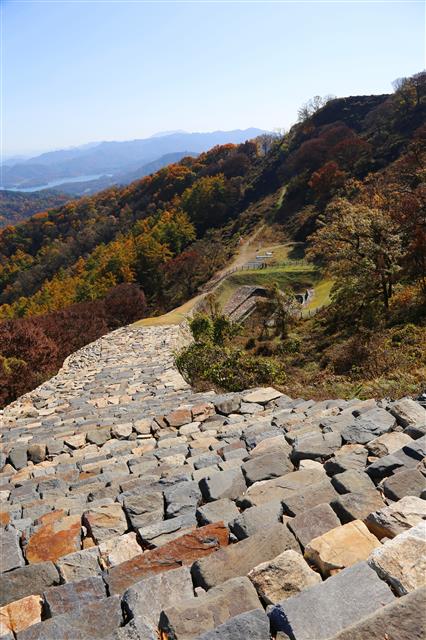 굽이굽이 단단하게 복원된 계족산성. 해발 420m에 위치한 계족산성은 삼국시대 때 신라의 침입을 방어하는 역할을 했다.