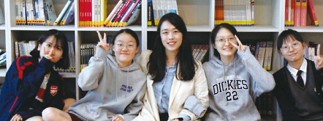창덕여자중학교 김유정 교사와 학생들. 조가현 기자 gahyun@donga.com