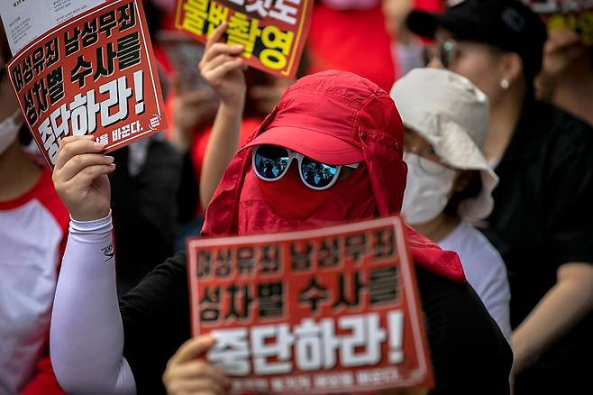 ⓒ시사IN 신선영지난해 7월7일 서울 종로구 혜화역 인근에서 열린 ‘불법촬영 편파수사 규탄’ 3차 시위. 이날 시위에는 6만여 명이 모였다.