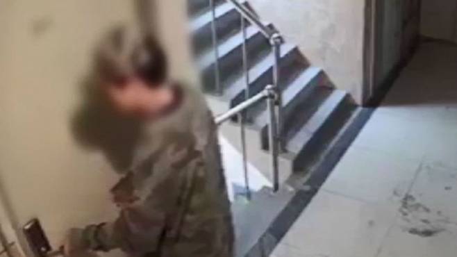 ⓒYouTube 갈무리이른바 ‘신림동 강간미수범 영상’ 속 남성이 여성이 사는 집 현관문 도어록을 만지고 있다.