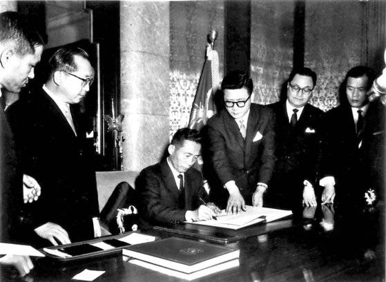 1965년 12월 17일 한.일 협정 비준서 서명하는 박정희 대통령 [중앙포토]