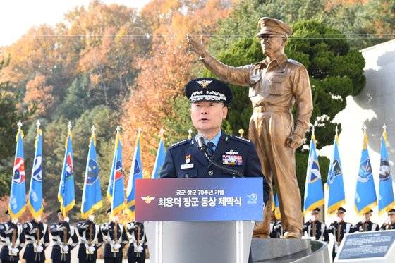 19일 공사에서 열린 최용덕 장군 동상 제막식에서 원인철 공군참모총장이 축사하고 있다. 최용덕 장군은 1898년 서울 출생으로 일제강점기인 1915년 독립운동을 위해 중국으로 망명했다. 이후 1919년 대한독립청년단, 1922년 의열단에 가입해 독립운동을 펼쳤고 1924년 보정항공학교에 입교해 조종사가 됐다. [사진 공군 제공]