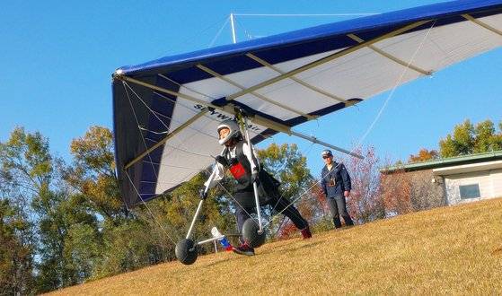 주윤서 생도가 행글라이더 들고 언덕 아래로 뛰어나가고 있다. 영상캡쳐=공성룡 기자