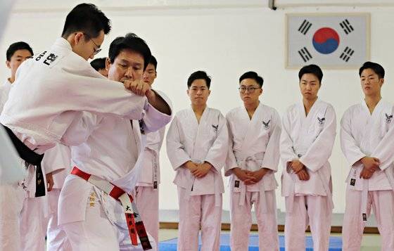 공사 김병주 교수가 유도 시범을 보이고 있다. 김 교수는 바르셀로나 올림픽 유도 종목에서 동메달을 수상했다. 박용한