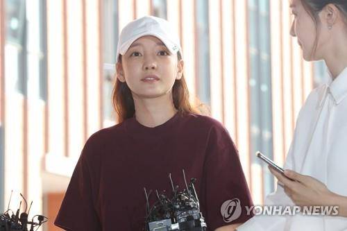 법원 출석한 배우 구하라 [연합뉴스 자료사진]