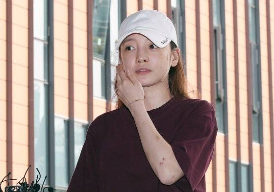 걸그룹 '카라' 출신 가수 구하라 씨(28)가 지난해 9월 경찰에 출석하던 모습. [뉴스1]