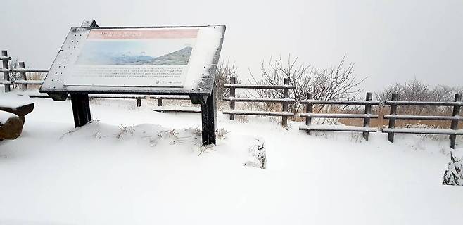 [속초=뉴시스] 김경목 기자 = 강원도 중북부 산간에 대설주의보가 발효 중인 25일 오전 강원도 설악산국립공원 중청대피소 일대에 하얀 눈이 내려 쌓여 있다. 강원지방기상청에 따르면 대설특보는 남부산간으로 확대될 것으로 보인다. 적설량은 25일 오후 9시까지 5~20㎝가 예상된다. 2019.11.25. (사진=설악산국립공원사무소 제공) photo31＠newsis.com