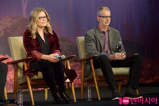 지난 25일 서울 광화문 포시즌스호텔 열린&nbsp;‘겨울왕국2’ 내한 기자간담회에 참석한&nbsp;제니퍼 리 감독(왼쪽)과 크리스 벅 감독. /서예진 기자 yejin@