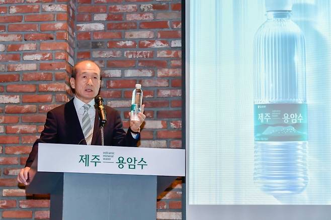 허인철 오리온 부회장이 26일 서울 강남구 도곡동 마켓오에서 직접 '제주용암수'를 소개하고 있다. [사진=오리온]