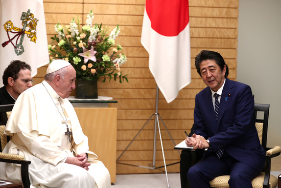 프란치스코 교황(왼쪽) 아베 신조 일본 총리. /사진=로이터