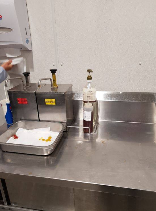 사라진 양파 디스펜서와 빨대. 커뮤니티 캡처