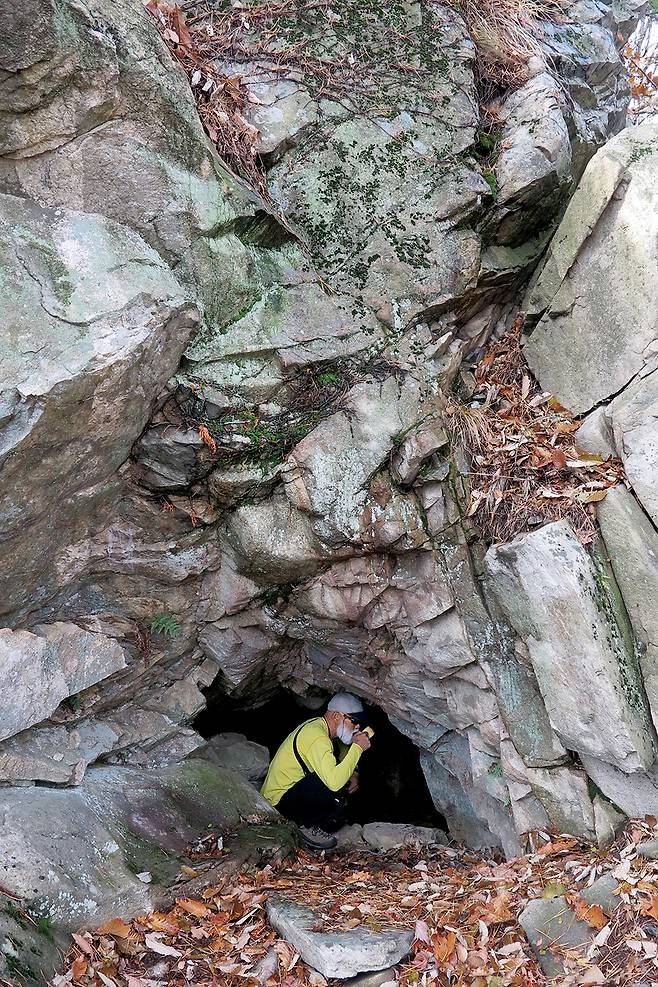 의상암 터 금술샘. 등산인들 눈에 잘 보이지 않는 곳에 자리해 크게 오염되지 않았다. 식수로 사용 가능하다.